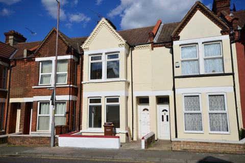 3 bedroom terraced house to rent, Canterbury Street Gillingham ME7