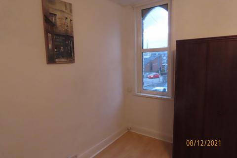 Studio to rent, Bedford Street, Barnstaple, EX32
