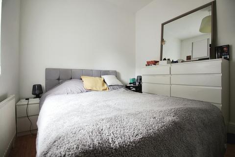 2 bedroom flat to rent, Darlaston Road, London SW19