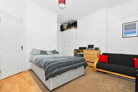 Studio to rent, Uxbridge Road, London, W12