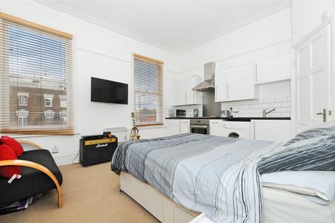 Studio to rent, Uxbridge Road, London, W12