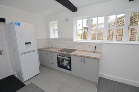 2 bedroom maisonette to rent, High Street, Newport Pagnell MK16