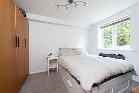 1 bedroom flat for sale, Houlton Court, Bagshot, Surrey, GU19