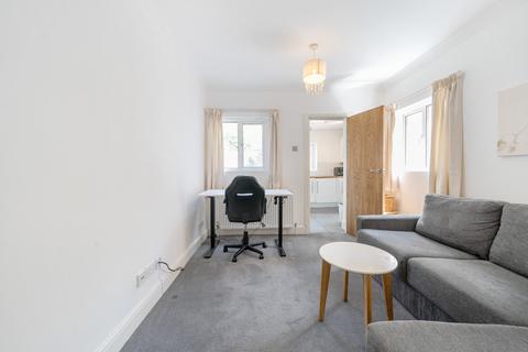 2 bedroom maisonette for sale, Gassiot Road, London SW17