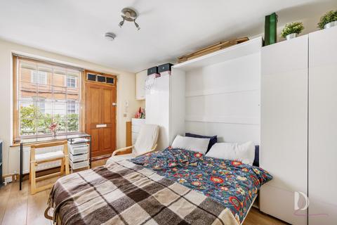 Studio to rent, Martlett Court, Covent Garden, WC2B