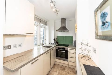 Studio to rent, Pembroke Road, W8