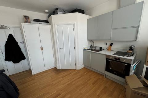 Studio to rent, Pentonville Road, Kings Cross, N1