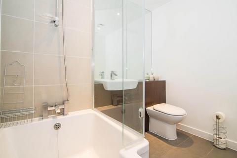 1 bedroom flat to rent, Kew Bridge Road, Brentford, London, UK
