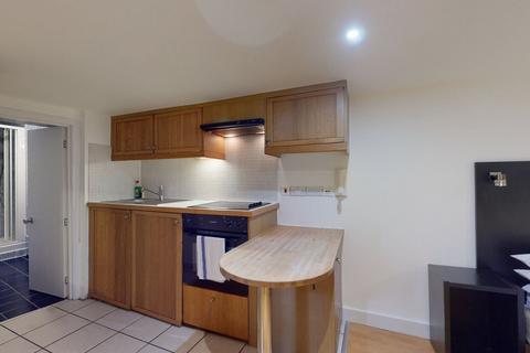 Studio to rent, Cartwright Gardens