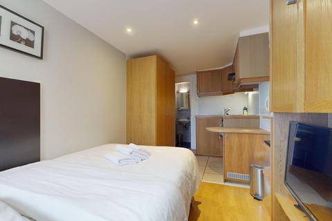 Studio to rent, Cartwright Gardens