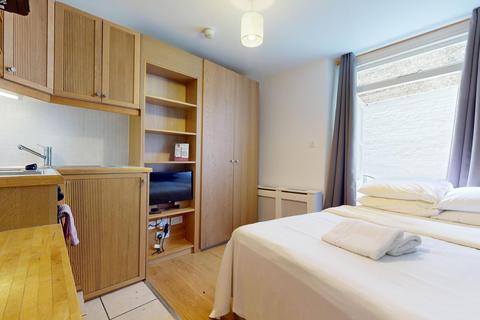 Studio to rent, Cartwright Gardens