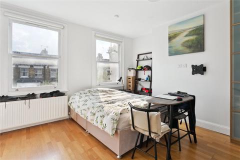 Studio to rent, Warbeck Road, London W12