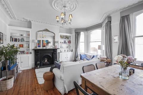 2 bedroom flat for sale, Malwood Road, SW12