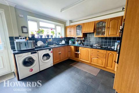 3 bedroom semi-detached house for sale, Pembroke Avenue, Gorleston