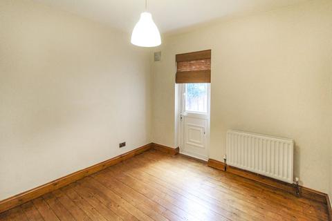2 bedroom flat to rent, a Bower Street, Bedford