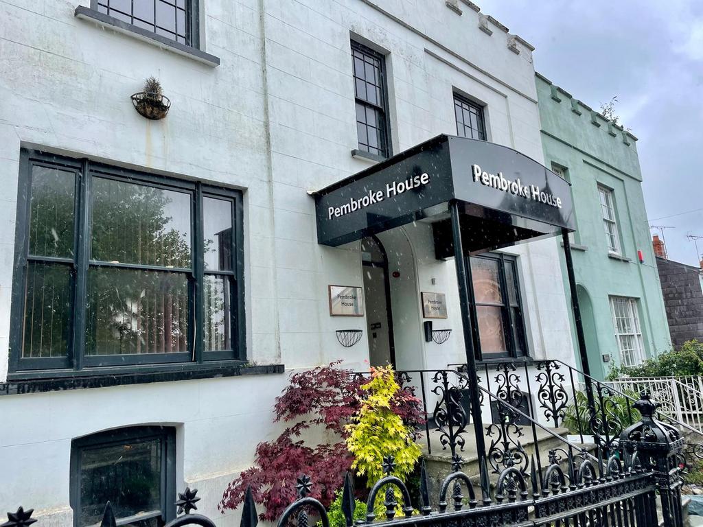 1 Bed Studio Flat in the popular Pembroke House.