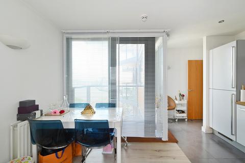 2 bedroom flat for sale, Neutron Tower, London E14