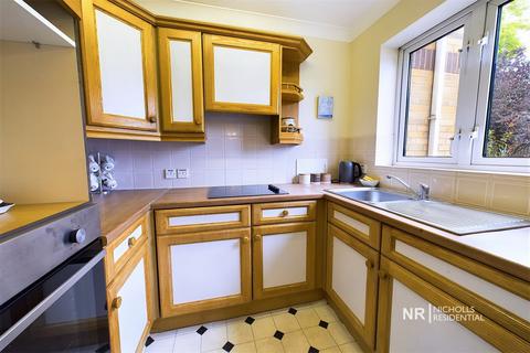 1 bedroom flat for sale, Clayton Road, Chessington, Surrey. KT9