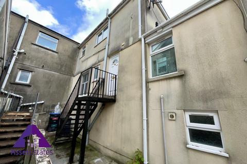 2 bedroom maisonette to rent, Market Street, Abertillery