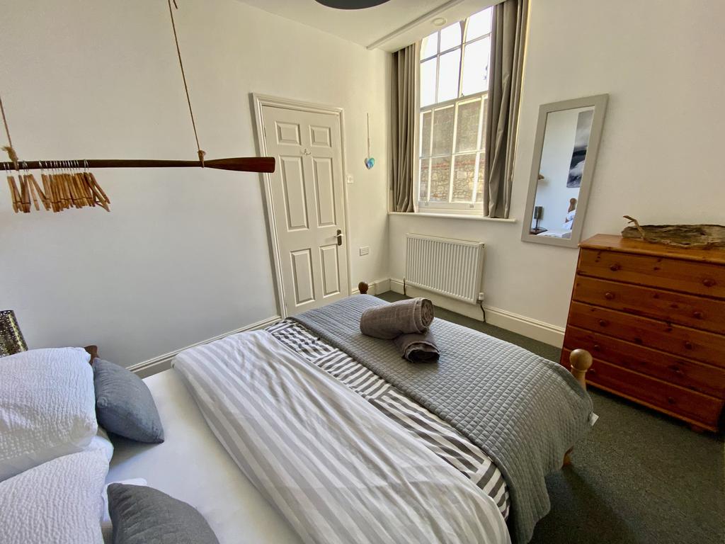 School hpuse bed 22