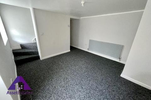 2 bedroom maisonette to rent, Market Street, Abertillery