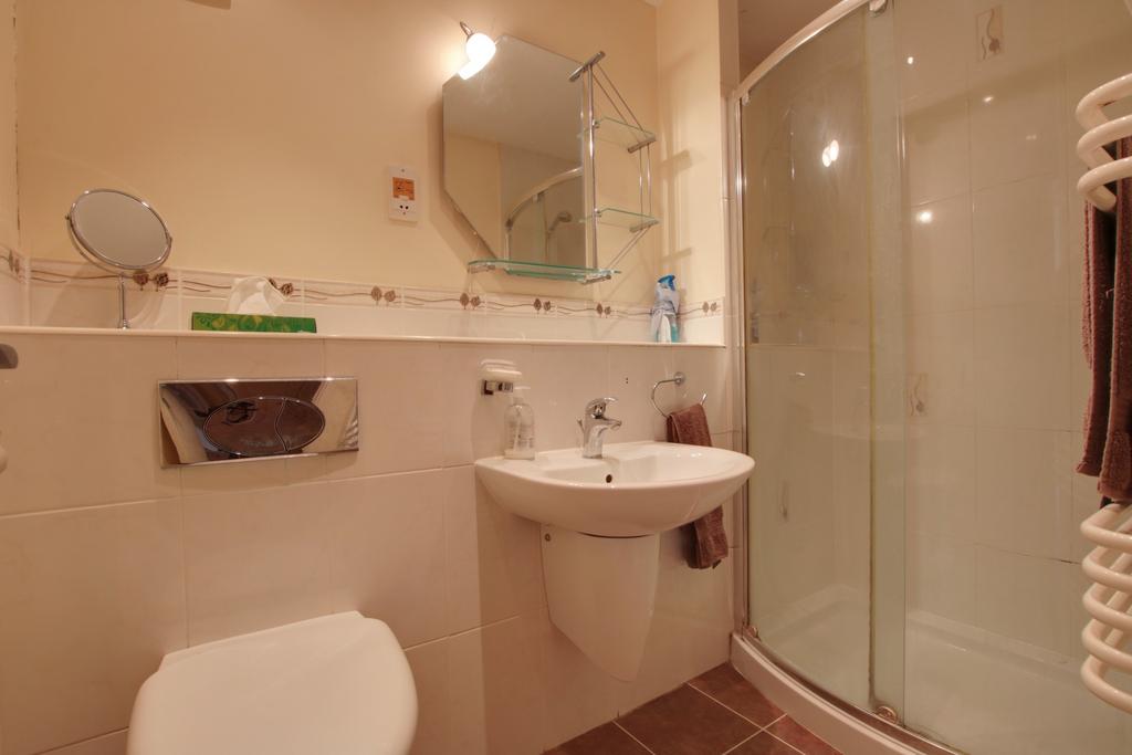 En suite to bedroom one