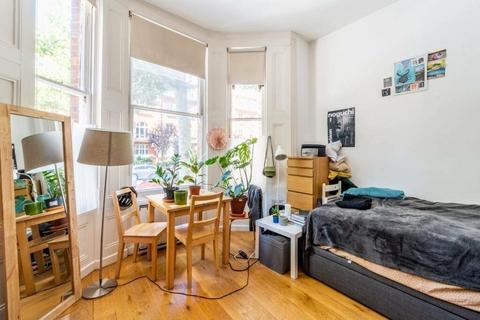 Studio to rent, Randolph Avenue, London W9