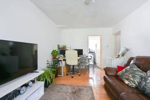 3 bedroom flat for sale, Crownstone SW2, Brixton, London, SW2