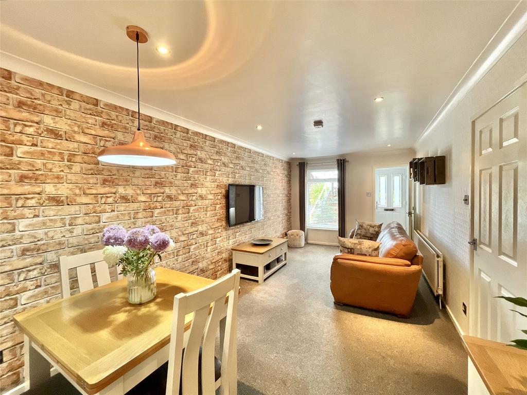 Lounge/Dining Area