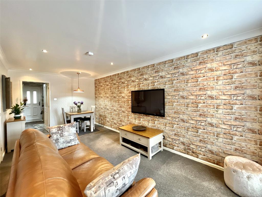 Lounge/Dining Area