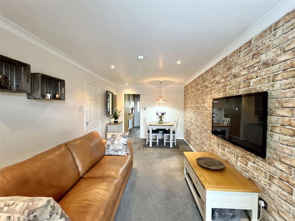Lounge/Dining Area