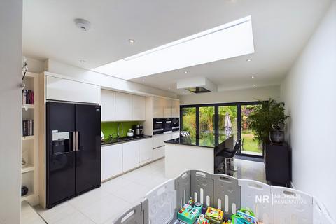 45 Bridge Road, Chessington, KT9 2RX