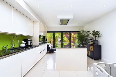 45 Bridge Road, Chessington, KT9 2RX