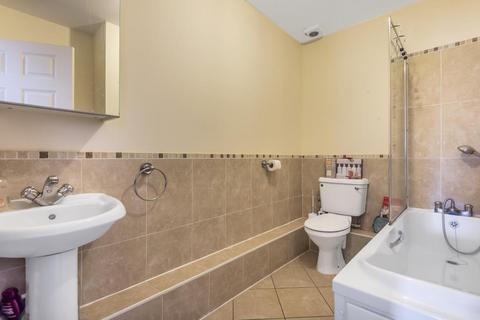 2 bedroom flat for sale, Woking,  Surrey,  GU21