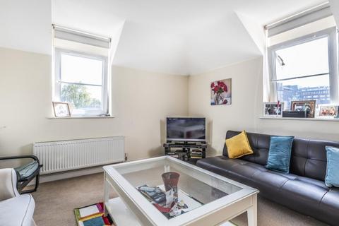 2 bedroom flat for sale, Woking,  Surrey,  GU21