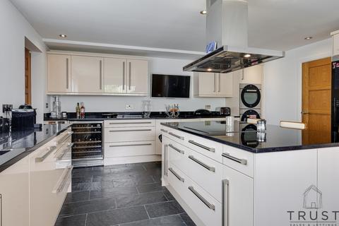 4 bedroom detached house for sale, Bradford Road, Birkenshaw