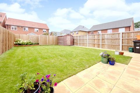 4 bedroom semi-detached house for sale, Swan Grove, Langdon Hills, Basildon, Essex SS16