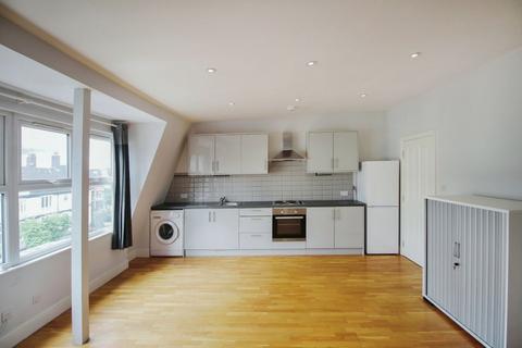 1 bedroom flat to rent, High Road, London, N12