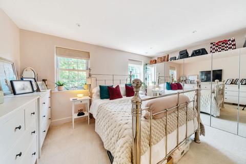 1 Windsor Close, Godalming, GU7 1FG