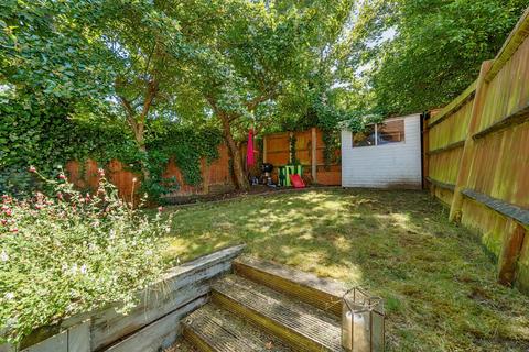 1 Windsor Close, Godalming, GU7 1FG