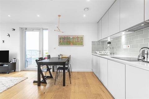 2 bedroom flat to rent, Mapleton Crescent, SW18