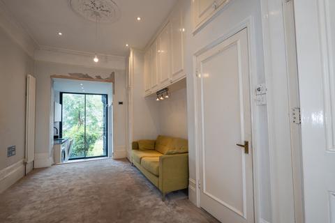 1 bedroom apartment to rent, B Stormont Road, London