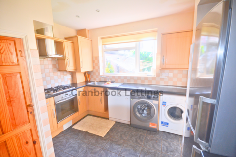 4 bedroom terraced house to rent, Ilford, IG2