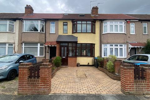 4 bedroom terraced house to rent, Balmoral Road, EN3