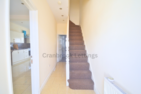 4 bedroom terraced house to rent, Ilford, IG1