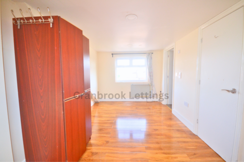 4 bedroom terraced house to rent, Ilford, IG1