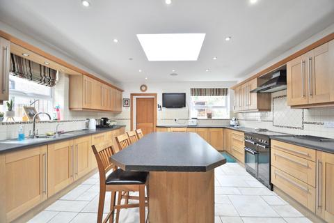 4 bedroom semi-detached house to rent, Courtfield Rise, West Wickham BR4