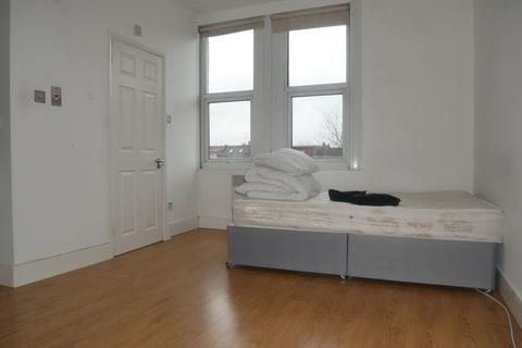 Studio to rent, Ulleswater Road, London, N14