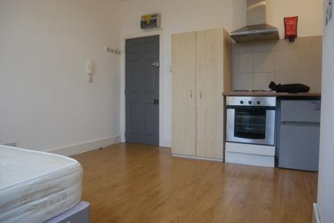 Studio to rent, Ulleswater Road, London, N14