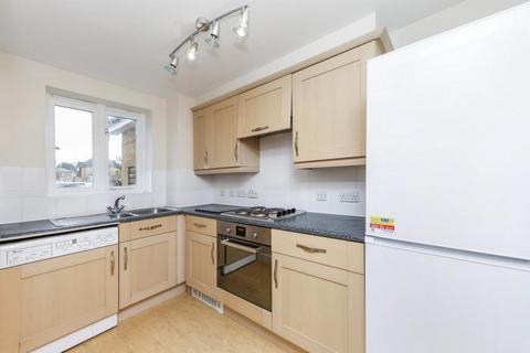 2 bedroom ground floor flat to rent, Heath Court, London SE9